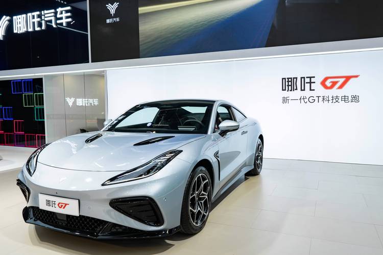 深圳7哪吒汽车在智能汽车领域的表现，领途汽车在新能源汽车市场中的影响力